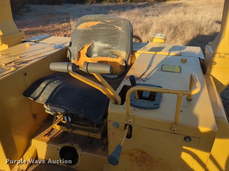 image for item NZ9342 1987 Caterpillar D4H dozer