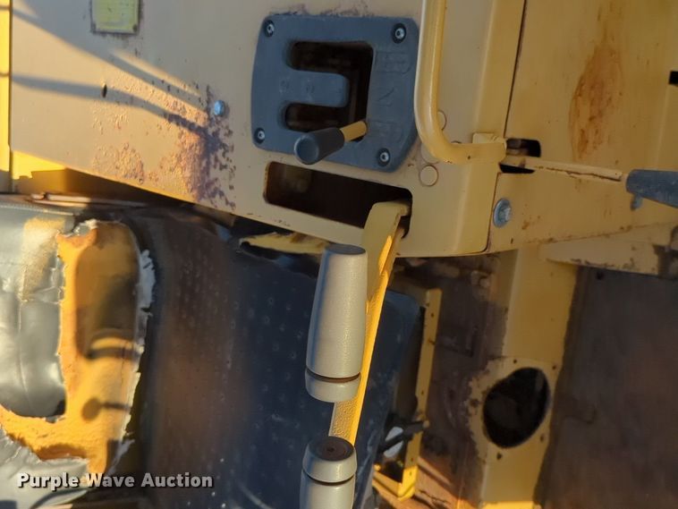 image for item NZ9342 1987 Caterpillar D4H dozer