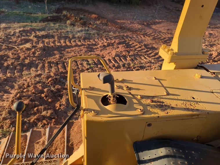 image for item NZ9342 1987 Caterpillar D4H dozer