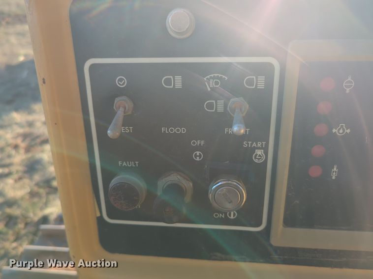 image for item NZ9342 1987 Caterpillar D4H dozer