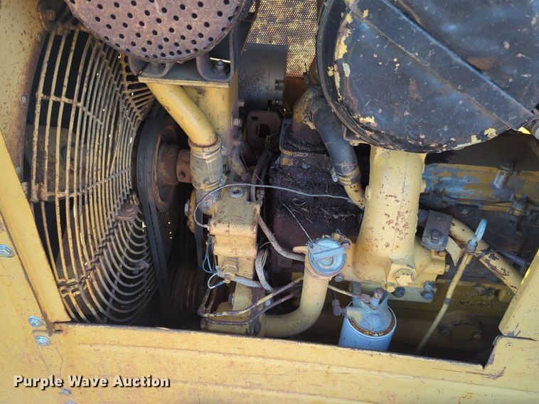 image for item NZ9342 1987 Caterpillar D4H dozer