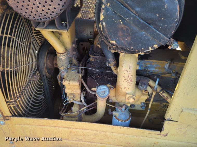 image for item NZ9342 1987 Caterpillar D4H dozer