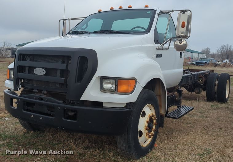 image for item NZ9369 2004 Ford F750 Super Duty truck cab and chassis