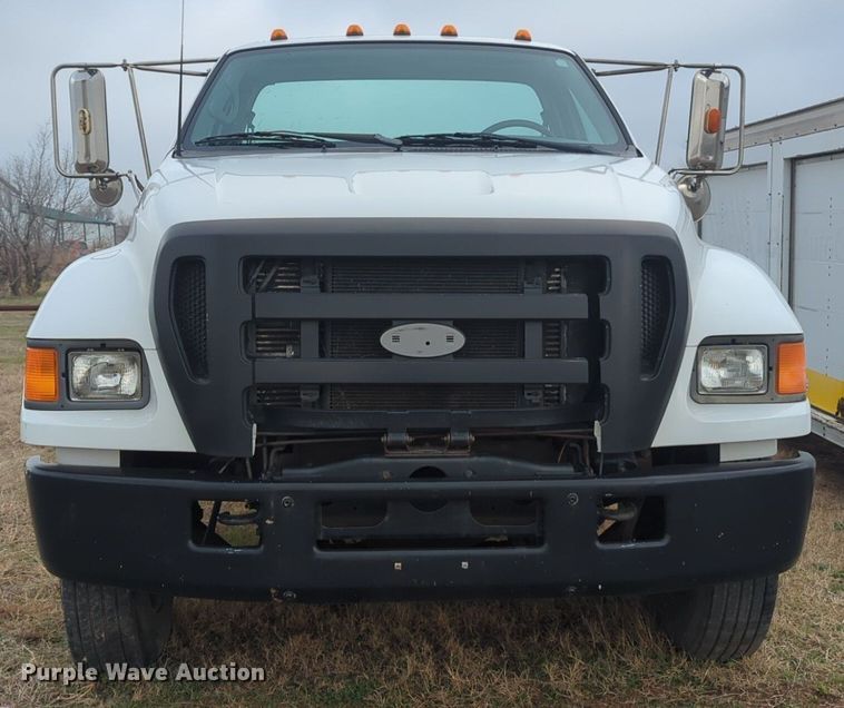 image for item NZ9369 2004 Ford F750 Super Duty truck cab and chassis