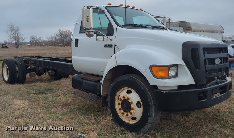 image for item NZ9369 2004 Ford F750 Super Duty truck cab and chassis