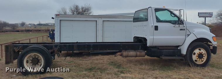 image for item NZ9369 2004 Ford F750 Super Duty truck cab and chassis