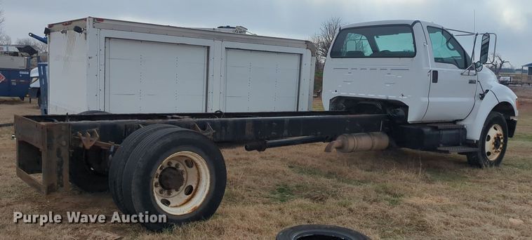 image for item NZ9369 2004 Ford F750 Super Duty truck cab and chassis