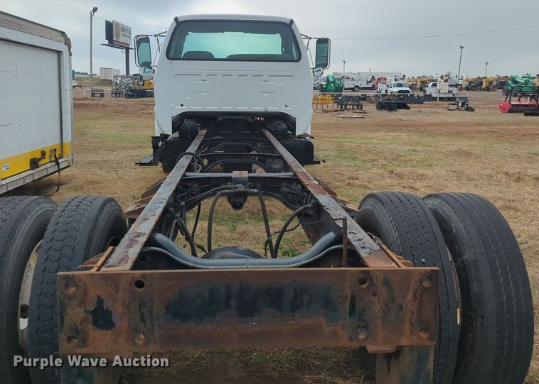 image for item NZ9369 2004 Ford F750 Super Duty truck cab and chassis