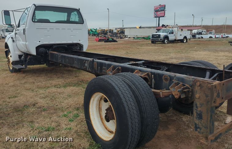 image for item NZ9369 2004 Ford F750 Super Duty truck cab and chassis