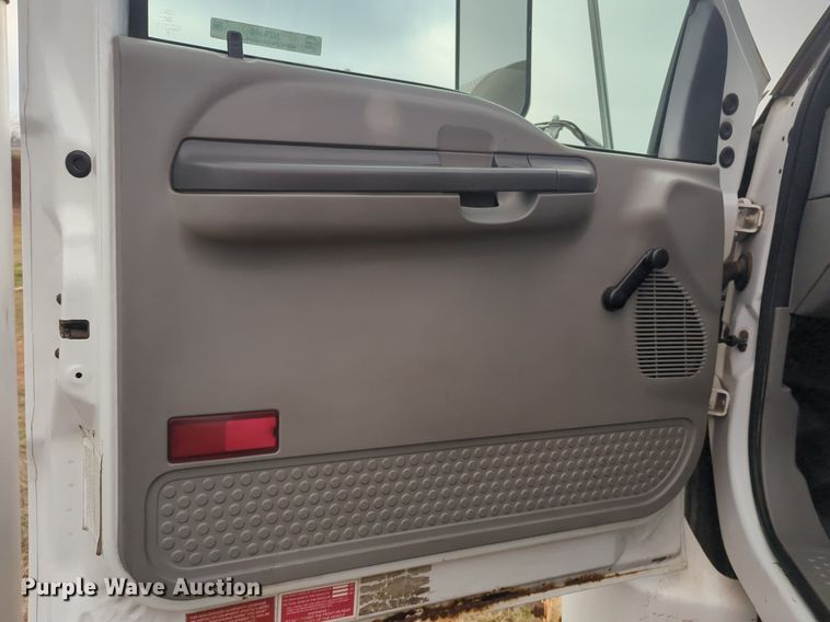 image for item NZ9369 2004 Ford F750 Super Duty truck cab and chassis