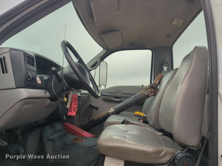 image for item NZ9369 2004 Ford F750 Super Duty truck cab and chassis