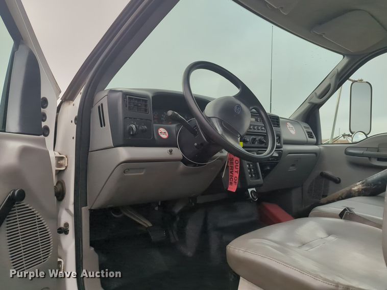 image for item NZ9369 2004 Ford F750 Super Duty truck cab and chassis