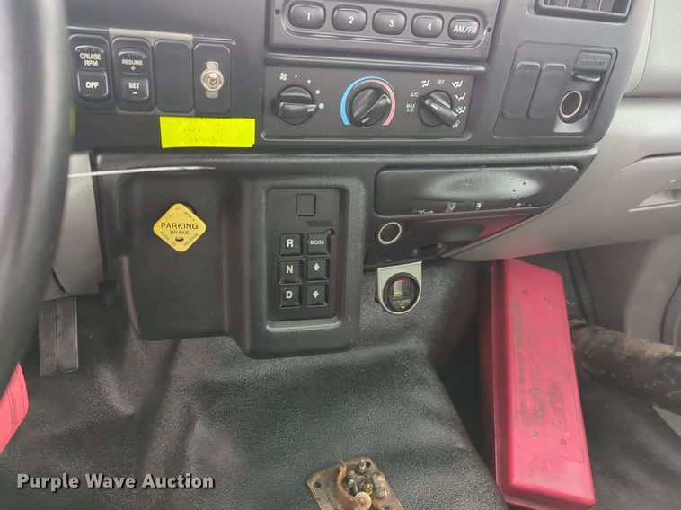 image for item NZ9369 2004 Ford F750 Super Duty truck cab and chassis