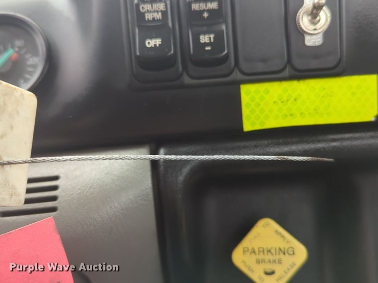 image for item NZ9369 2004 Ford F750 Super Duty truck cab and chassis