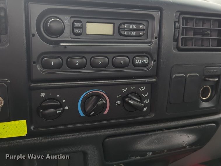 image for item NZ9369 2004 Ford F750 Super Duty truck cab and chassis