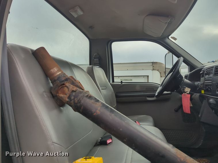 image for item NZ9369 2004 Ford F750 Super Duty truck cab and chassis