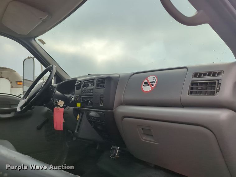 image for item NZ9369 2004 Ford F750 Super Duty truck cab and chassis