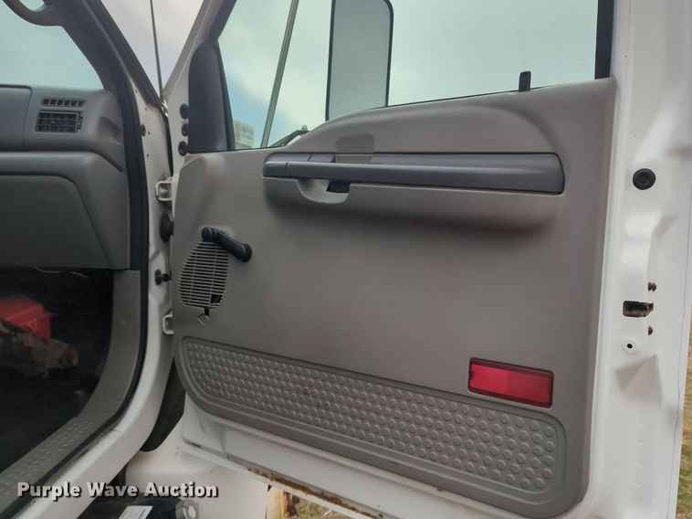 image for item NZ9369 2004 Ford F750 Super Duty truck cab and chassis