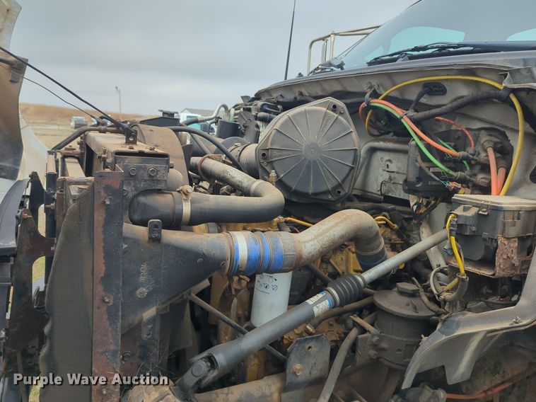 image for item NZ9369 2004 Ford F750 Super Duty truck cab and chassis