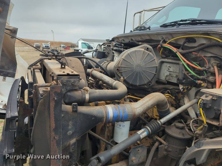 image for item NZ9369 2004 Ford F750 Super Duty truck cab and chassis