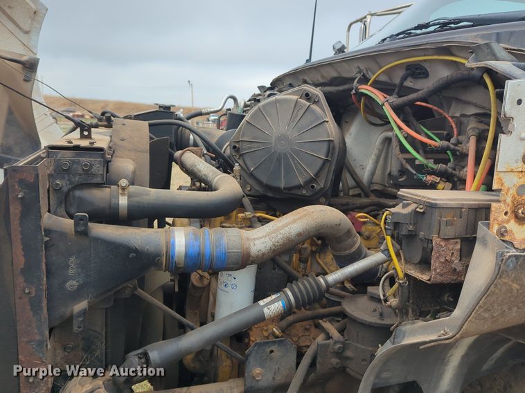 image for item NZ9369 2004 Ford F750 Super Duty truck cab and chassis