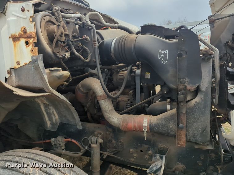 image for item NZ9369 2004 Ford F750 Super Duty truck cab and chassis