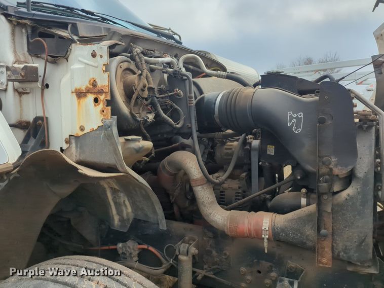 image for item NZ9369 2004 Ford F750 Super Duty truck cab and chassis