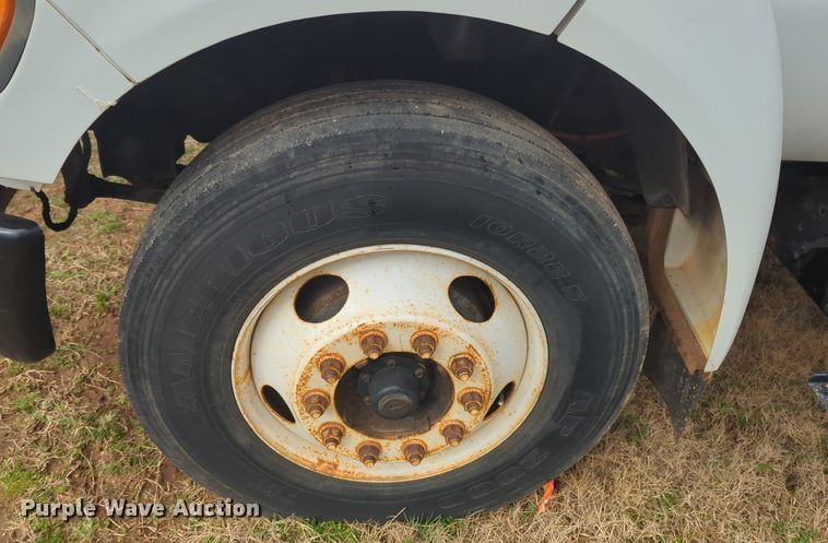 image for item NZ9369 2004 Ford F750 Super Duty truck cab and chassis