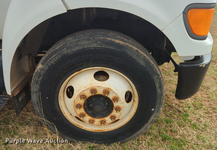 image for item NZ9369 2004 Ford F750 Super Duty truck cab and chassis