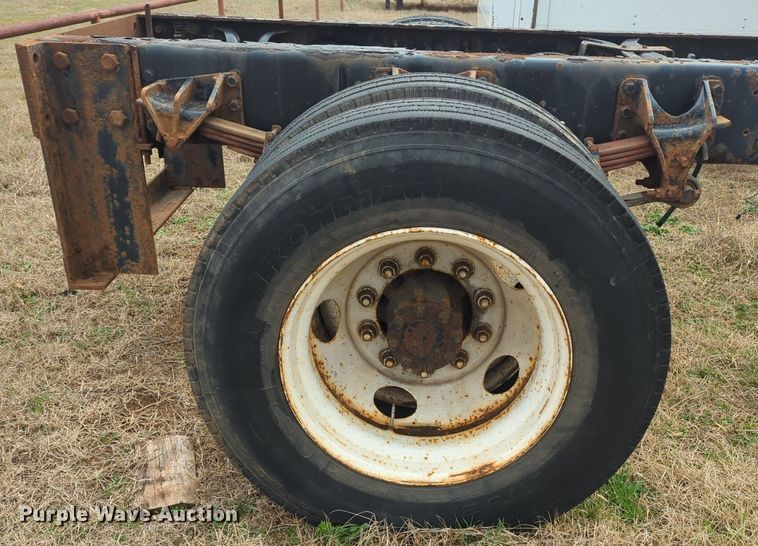 image for item NZ9369 2004 Ford F750 Super Duty truck cab and chassis