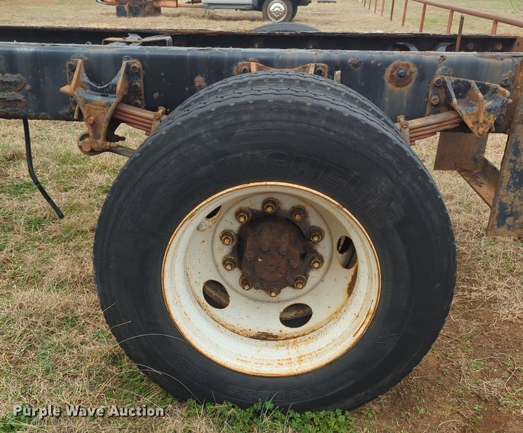 image for item NZ9369 2004 Ford F750 Super Duty truck cab and chassis