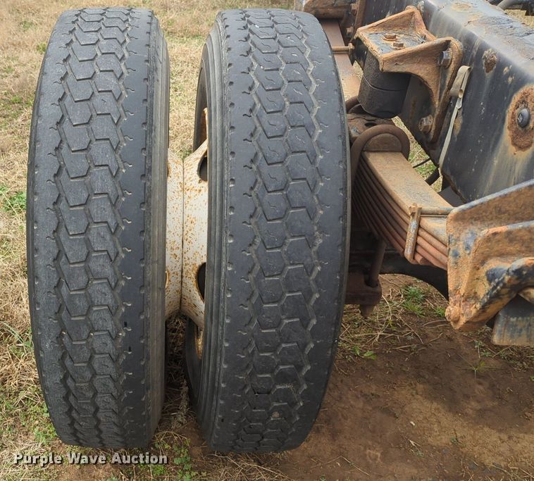 image for item NZ9369 2004 Ford F750 Super Duty truck cab and chassis