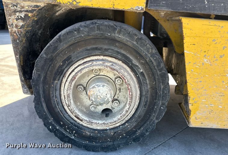image for item OA9568 Yale forklift