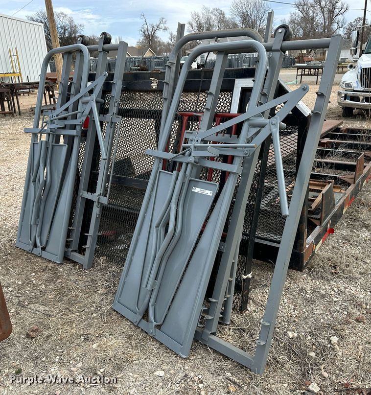 image for item OA9617 (2) Filson livestock squeeze chutes