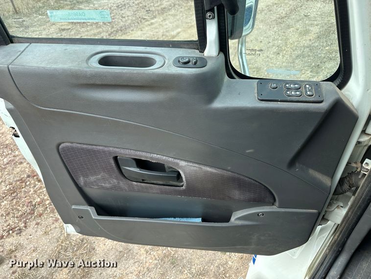 image for item OA9618 2013 International 4300 semi truck