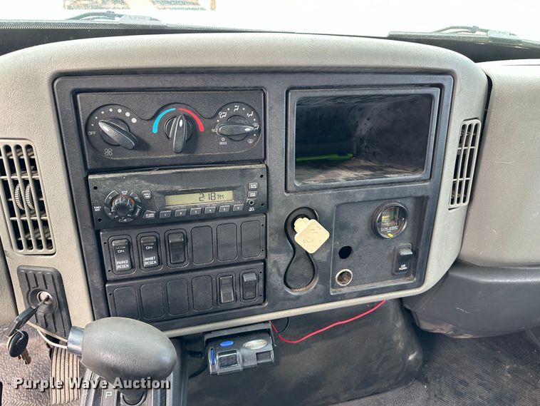 image for item OA9618 2013 International 4300 semi truck