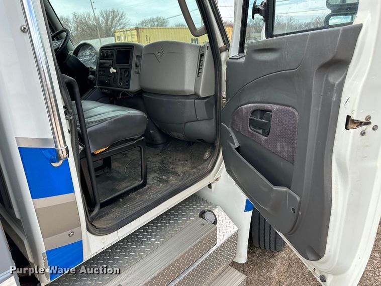 image for item OA9618 2013 International 4300 semi truck