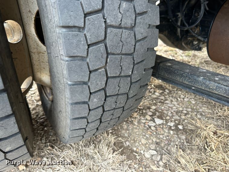 image for item OA9618 2013 International 4300 semi truck