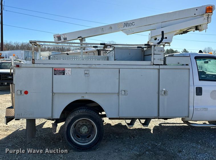 image for item OM9873 2008 Ford  F450 Super Duty XL bucket truck