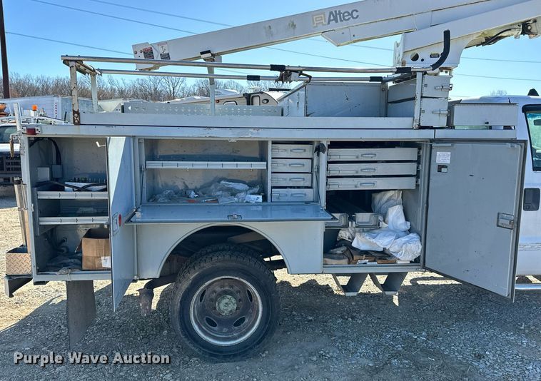 image for item OM9873 2008 Ford  F450 Super Duty XL bucket truck
