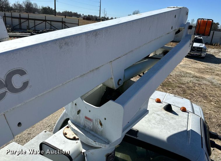 image for item OM9873 2008 Ford  F450 Super Duty XL bucket truck