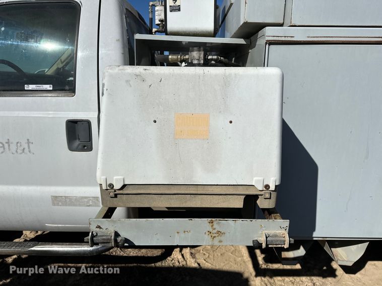 image for item OM9873 2008 Ford  F450 Super Duty XL bucket truck