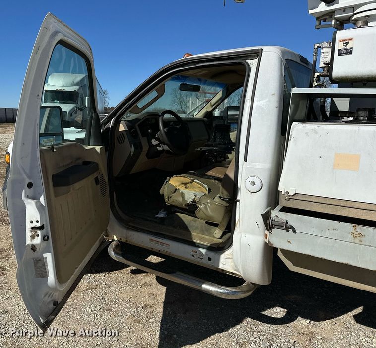 image for item OM9873 2008 Ford  F450 Super Duty XL bucket truck