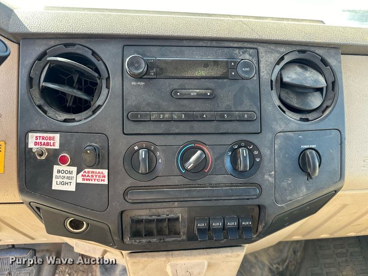 image for item OM9873 2008 Ford  F450 Super Duty XL bucket truck