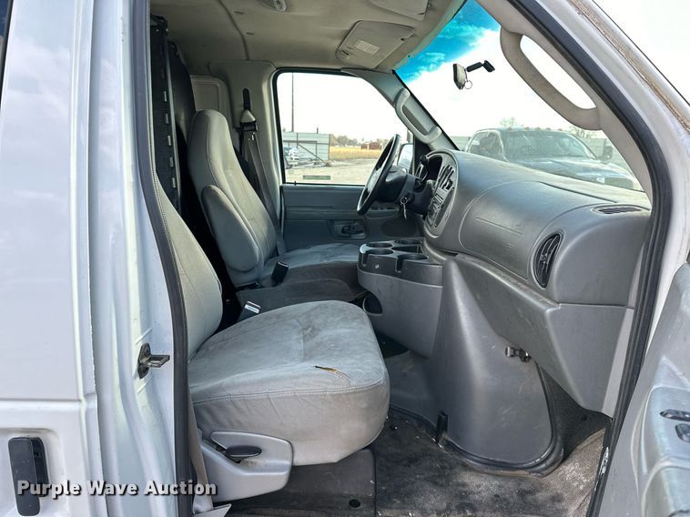 image for item OM9875 2007 Ford  E150 van