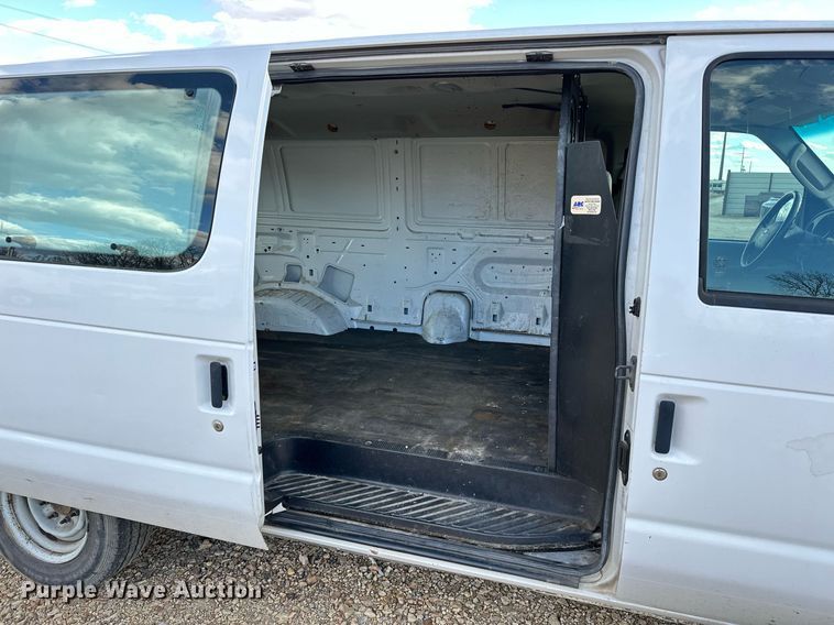 image for item OM9875 2007 Ford  E150 van