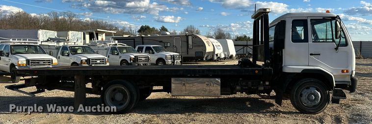 image for item OM9877 2010 Nissan  2600LP UD rollback truck