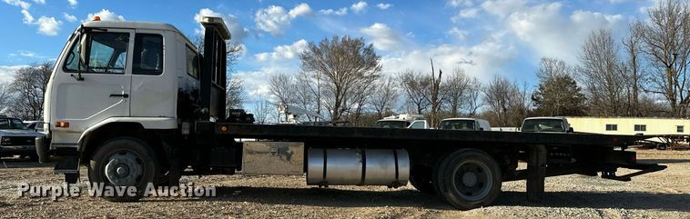 image for item OM9877 2010 Nissan  2600LP UD rollback truck