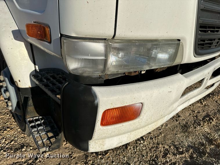 image for item OM9877 2010 Nissan  2600LP UD rollback truck