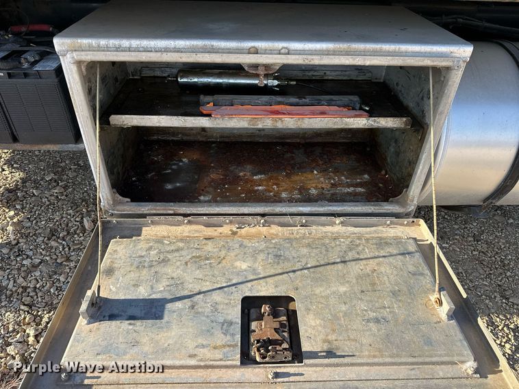 image for item OM9877 2010 Nissan  2600LP UD rollback truck